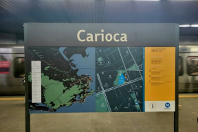 Estrutura com o nome da estação Carioca.