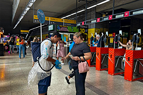 Promotores da Iguá na estação Jardim Oceânico.