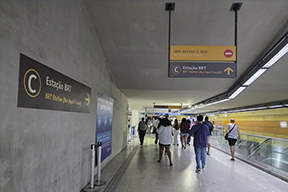Fotografia da estação Jardim Oceânico mostrando a placa indicando o acesso C.